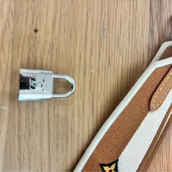 Louis Vuitton Alma BB Epi Leather with Strap - Picture 8 of 9